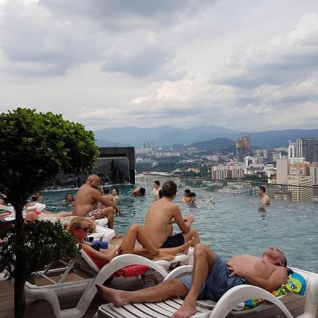 Skybed Over The Sky Hostel @Regalia Suites & Residences Kl Kuala Lumpur Dış mekan fotoğraf