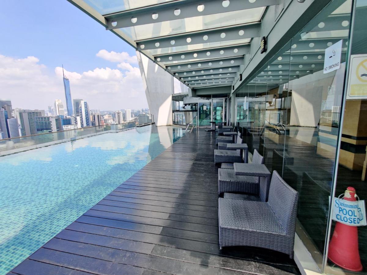 Skybed Over The Sky Hostel @Regalia Suites & Residences Kl Kuala Lumpur Dış mekan fotoğraf