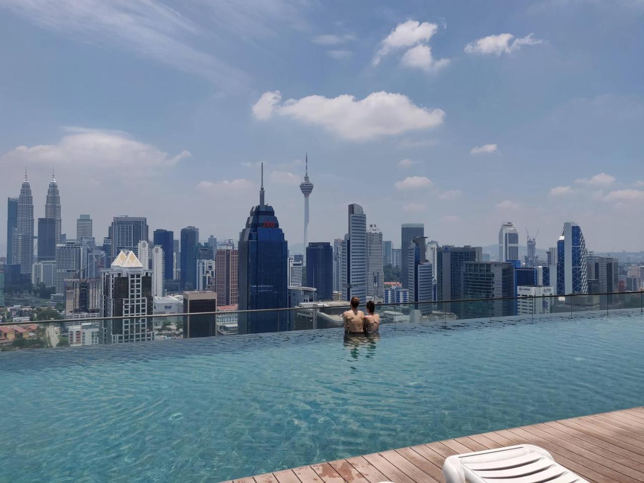 Skybed Over The Sky Hostel @Regalia Suites & Residences Kl Kuala Lumpur Dış mekan fotoğraf